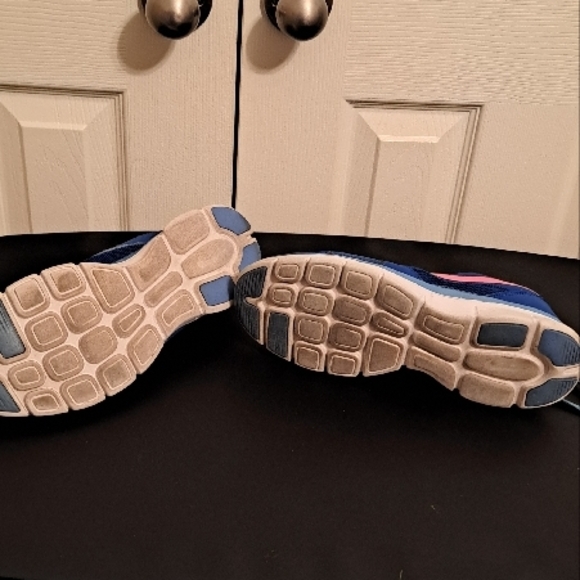 Nike Women's Blue Running Shoes GUC. See pics for flaws. Plenty of wear left. - Picture 11 of 11